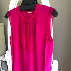 Striking TAHARI sleeveless women’s blouse. NEW!